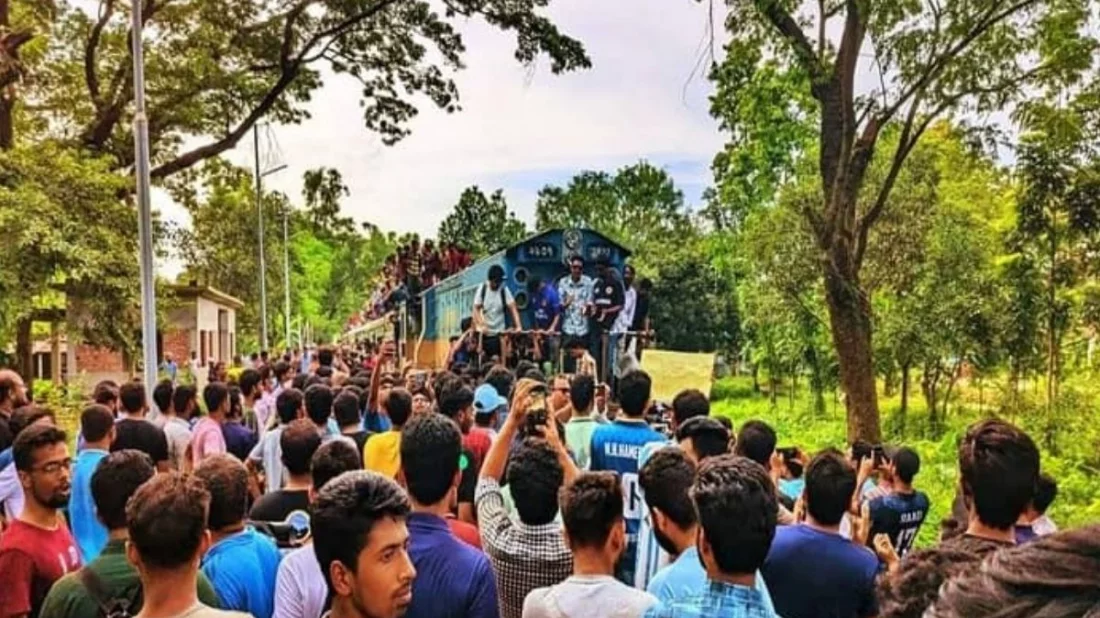 বাকৃবির শিক্ষার্থীদের ৩ দফা দাবিতে রেলপথ অবরোধ